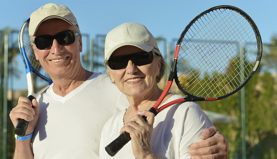 Columna de bienestar de los mayores que juegan al tenis
