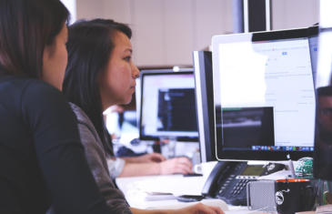 Columna informática de formación del personal de ventas y marketing