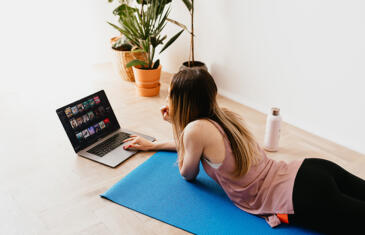 Ventas y marketing mujer entrenamiento en casa laptop stock pexel columna