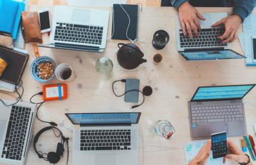 Ventas y Marketing Trabajando Juntos Columna de Stock de Escritorio