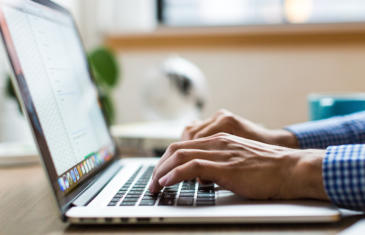 Columna de mecanografía de ventas y marketing para ordenadores portátiles