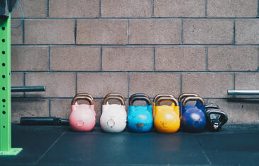 Estrategia y finanzas fila de kettlebells Unsplash stock columna