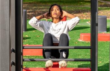Bienestar mujer haciendo ejercicio al aire libre unsplash columna