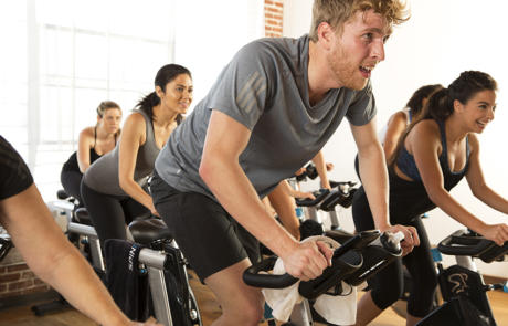 Equipo precor dentro de la columna de la bicicleta