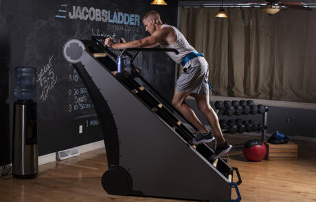 Hombre de programación de fitness usando la escalera jacobs columna de uso limitado