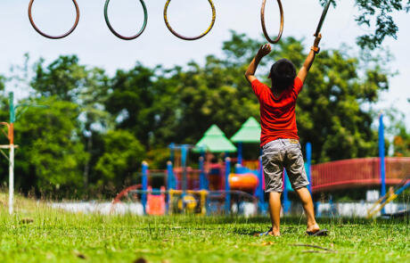 Bienestar y programación comunitaria niño jugando en el patio de recreo columna de stock de unsplash