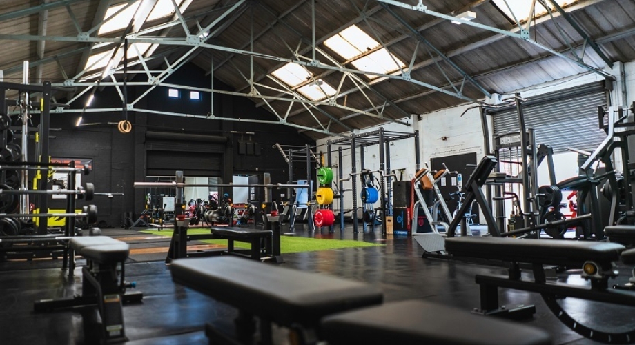 Instalaciones proveedoras de contenido equipos de ejercicio en el gimnasio columna unsplash