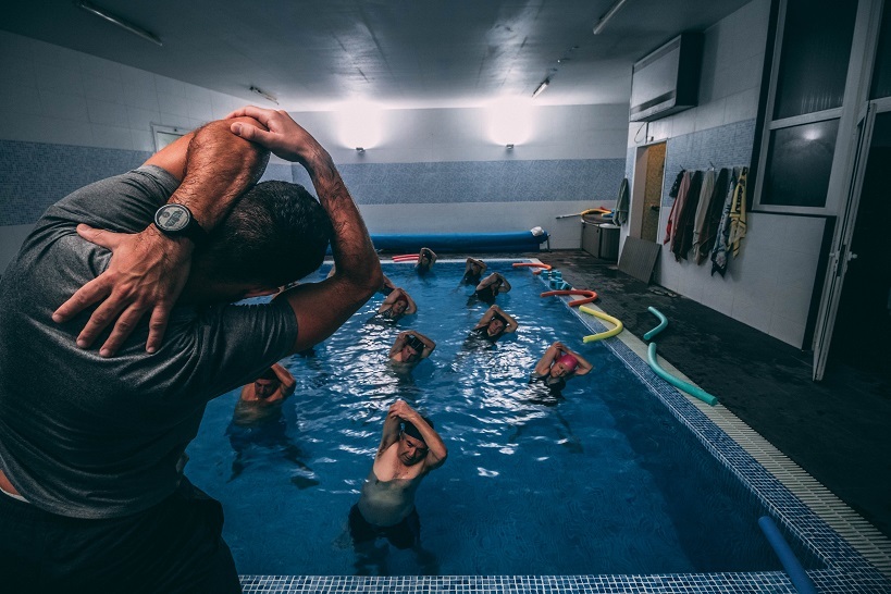 Cbi cómo el ejercicio puede mejorar los resultados quirúrgicos unsplash columna de ejercicios en el agua