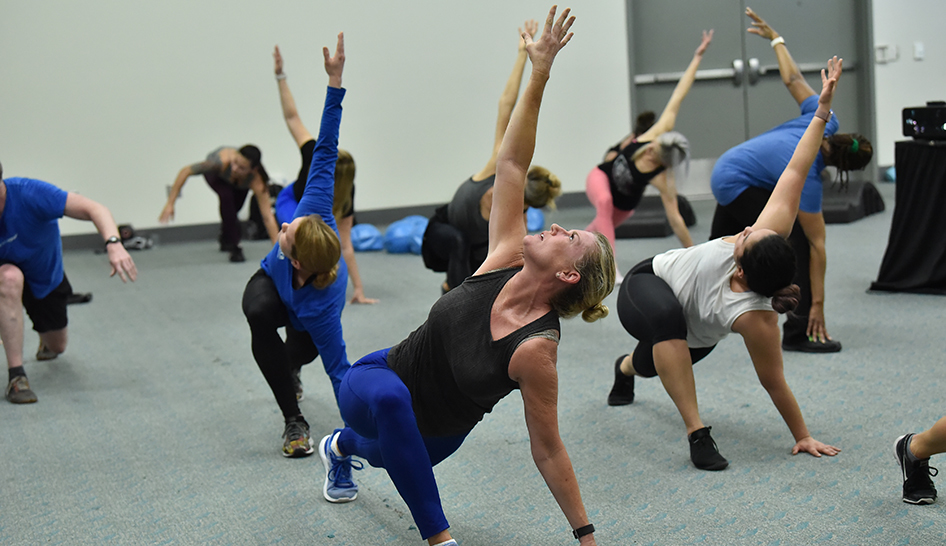 Programación de fitness 19Cv Entrenamiento matutino Columna de yoga