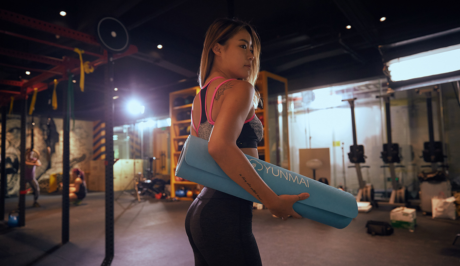 Mujer En Gimnasio Con Esterilla De Yoga Ancho De Columna