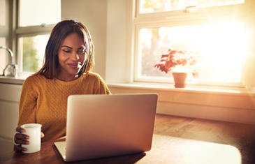 Mujer de ventas y marketing con ordenador portátil